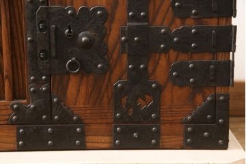 和製アンティーク　美品　三方ケヤキ材　小振りながら重厚感ある佇まいが魅力的な船箪笥(帳箱、時代箪笥、和たんす、小物収納、小箪笥)(R-056392)