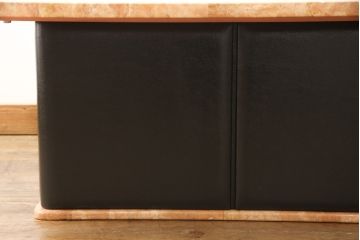 中古　美品　モビリア　カジュアルな色合いとデザインが魅力的な大理石センターテーブル(ローテーブル)(R-056396)