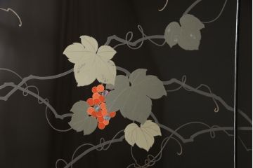 中古　美品　総漆塗り　モリシゲ(MORISHIGE/森繁)　繊細な表情を見せる葡萄の図柄が美しい衝立て(パーテーション、ついたて、仕切り)(R-056397)
