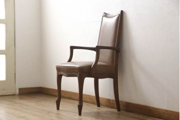 北欧ヴィンテージ　直線と曲線が巧みに混ざり合ったフォルムが美しい合皮アームチェア(椅子、イス、ダイニングチェア、ビンテージ)(R-056399)