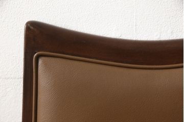 北欧ヴィンテージ　直線と曲線が巧みに混ざり合ったフォルムが美しい合皮アームチェア(椅子、イス、ダイニングチェア、ビンテージ)(R-056399)