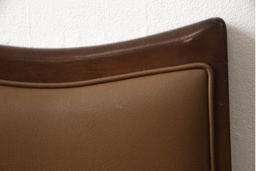 北欧ヴィンテージ　直線と曲線が巧みに混ざり合ったフォルムが美しい合皮アームチェア(椅子、イス、ダイニングチェア、ビンテージ)(R-056399)