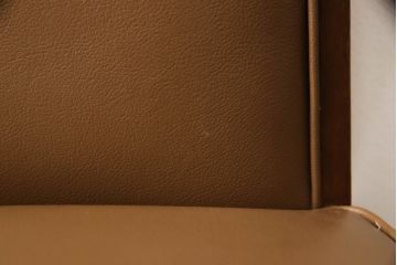 北欧ヴィンテージ　直線と曲線が巧みに混ざり合ったフォルムが美しい合皮アームチェア(椅子、イス、ダイニングチェア、ビンテージ)(R-056399)