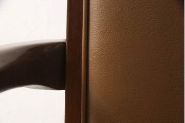 北欧ヴィンテージ　直線と曲線が巧みに混ざり合ったフォルムが美しい合皮アームチェア(椅子、イス、ダイニングチェア、ビンテージ)(R-056399)