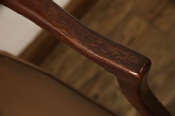 北欧ヴィンテージ　直線と曲線が巧みに混ざり合ったフォルムが美しい合皮アームチェア(椅子、イス、ダイニングチェア、ビンテージ)(R-056399)