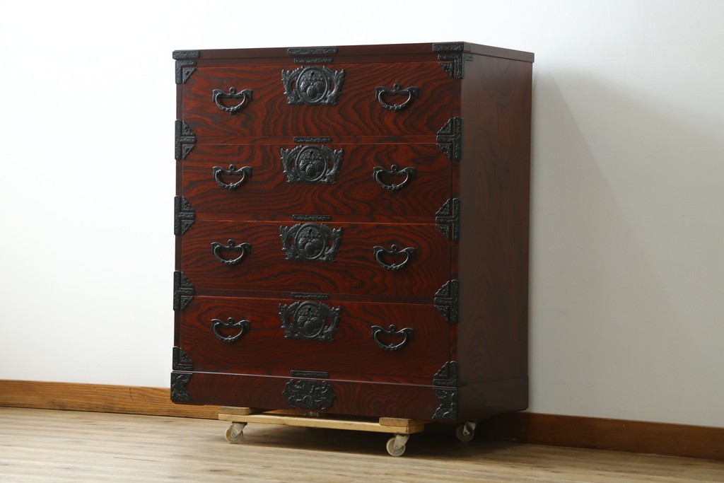中古　美品　岩谷堂箪笥　力強い木目と凝った金具が美しい収納箪笥　(R-056406)