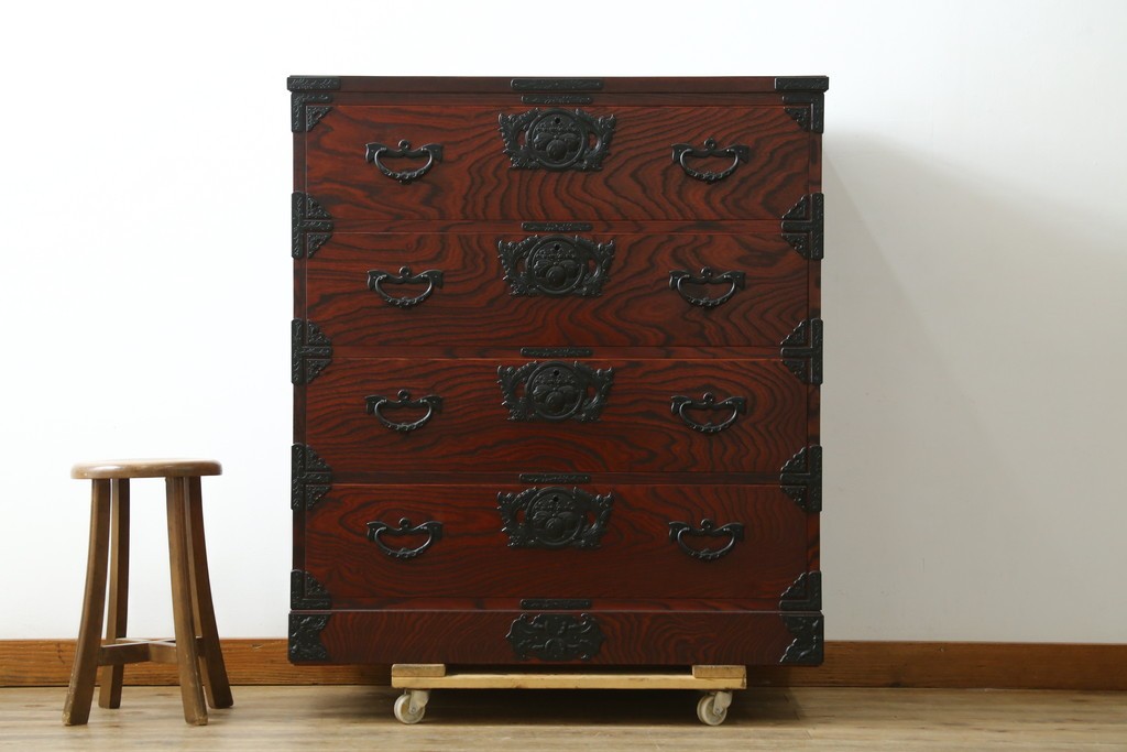 中古　美品　岩谷堂箪笥　力強い木目と凝った金具が美しい収納箪笥　(R-056406)