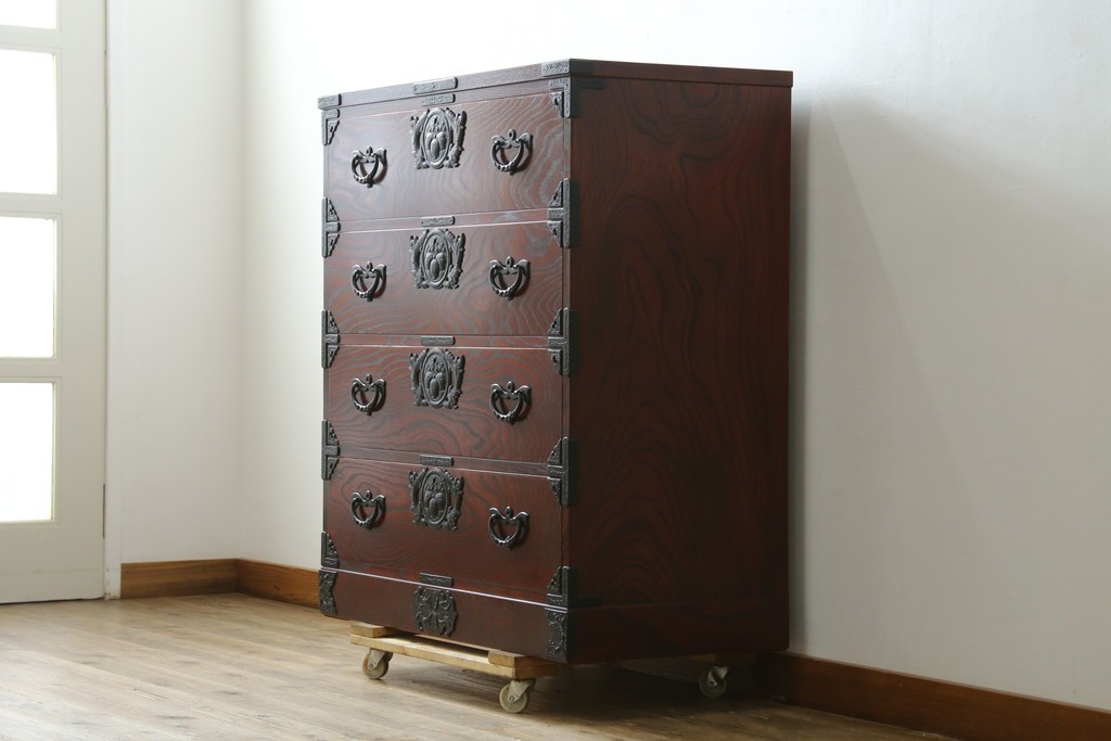 中古　美品　岩谷堂箪笥　力強い木目と凝った金具が美しい収納箪笥　(R-056406)