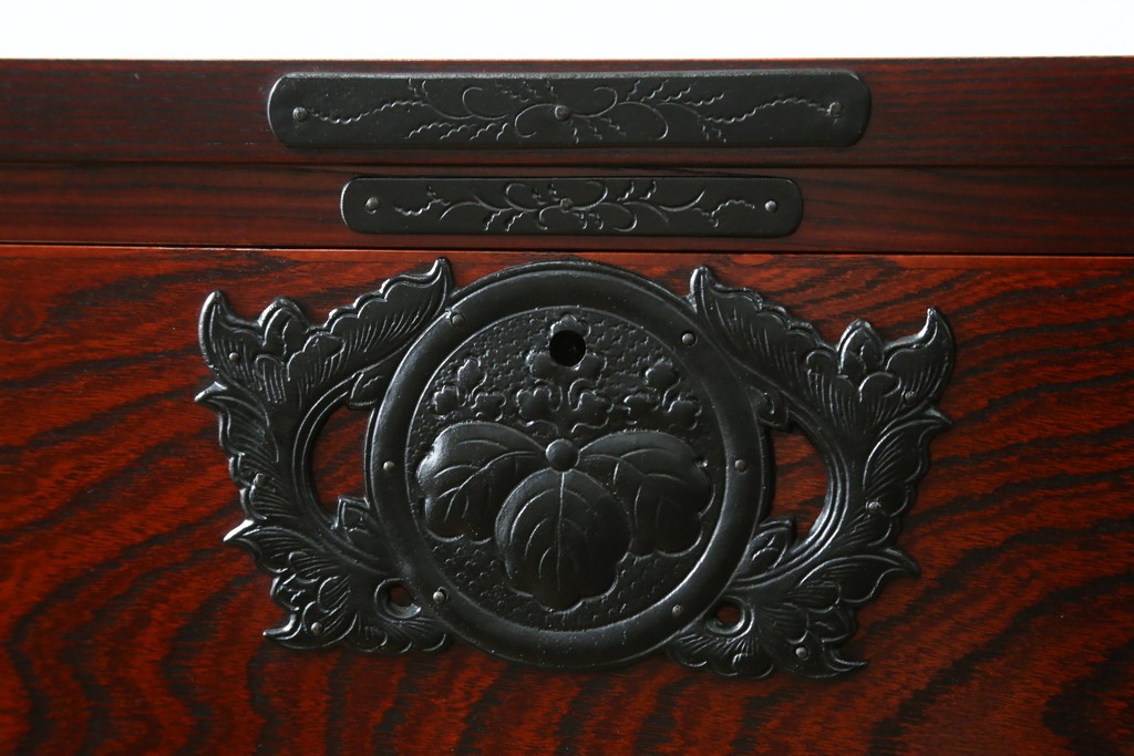 中古　美品　岩谷堂箪笥　力強い木目と凝った金具が美しい収納箪笥　(R-056406)