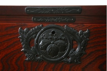中古　美品　岩谷堂箪笥　力強い木目と凝った金具が美しい収納箪笥　(R-056406)