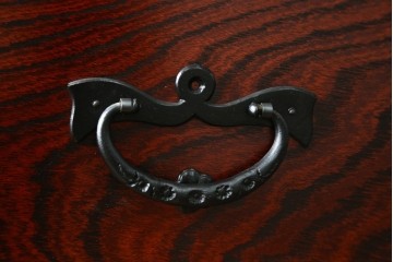 中古　美品　岩谷堂箪笥　力強い木目と凝った金具が美しい収納箪笥　(R-056406)