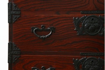 中古　美品　岩谷堂箪笥　力強い木目と凝った金具が美しい収納箪笥　(R-056406)