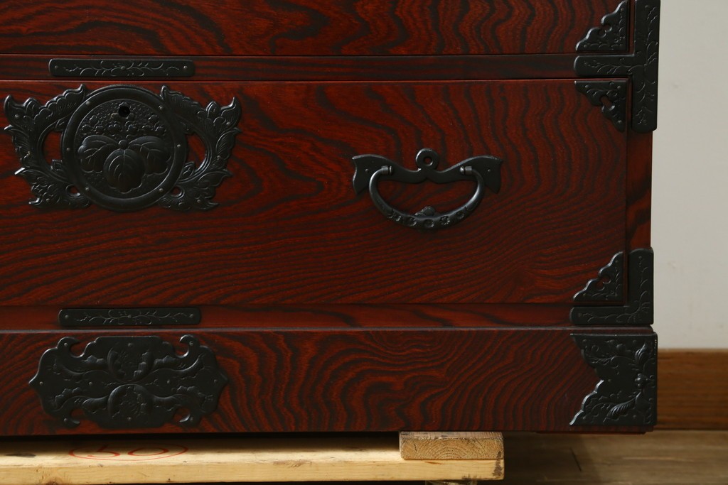 中古　美品　岩谷堂箪笥　力強い木目と凝った金具が美しい収納箪笥　(R-056406)