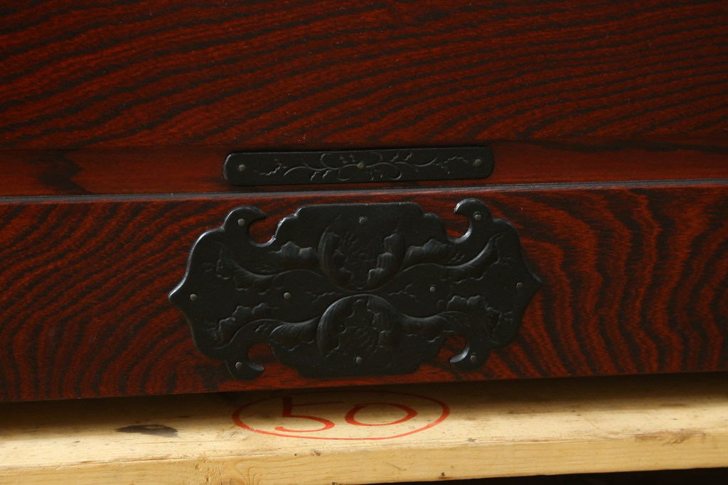 中古　美品　岩谷堂箪笥　力強い木目と凝った金具が美しい収納箪笥　(R-056406)