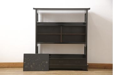 中古　美品　繊細な花の図柄が趣を感じさせる総漆塗り飾り棚(定価推定50万円)(茶棚、戸棚、収納棚)(R-056417)