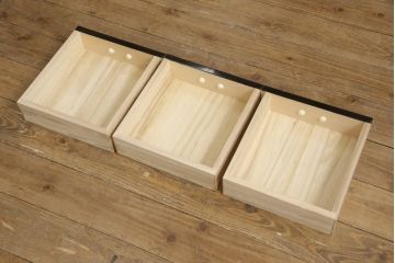 中古　美品　繊細な花の図柄が趣を感じさせる総漆塗り飾り棚(定価推定50万円)(茶棚、戸棚、収納棚)(R-056417)