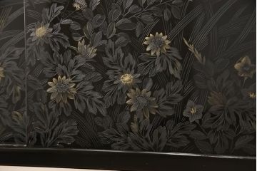 中古　美品　繊細な花の図柄が趣を感じさせる総漆塗り飾り棚(定価推定50万円)(茶棚、戸棚、収納棚)(R-056417)