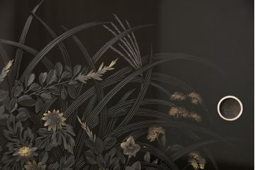 中古　美品　繊細な花の図柄が趣を感じさせる総漆塗り飾り棚(定価推定50万円)(茶棚、戸棚、収納棚)(R-056417)