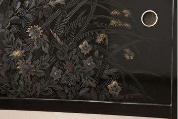 中古　美品　繊細な花の図柄が趣を感じさせる総漆塗り飾り棚(定価推定50万円)(茶棚、戸棚、収納棚)(R-056417)