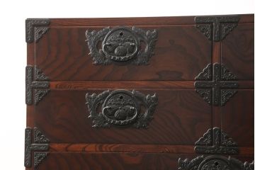 中古　美品　岩谷堂箪笥　力強い木目と金具が魅力的な整理箪笥(衣装箪笥、和タンス、引き出し、チェスト)(R-056419)