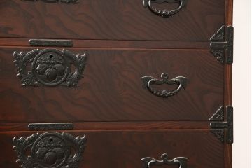 中古　美品　岩谷堂箪笥　力強い木目と金具が魅力的な整理箪笥(衣装箪笥、和タンス、引き出し、チェスト)(R-056419)