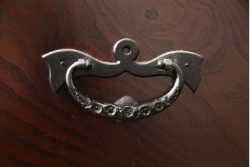 中古　美品　岩谷堂箪笥　力強い木目と金具が魅力的な整理箪笥(衣装箪笥、和タンス、引き出し、チェスト)(R-056419)