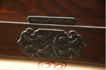 中古　美品　岩谷堂箪笥　力強い木目と金具が魅力的な整理箪笥(衣装箪笥、和タンス、引き出し、チェスト)(R-056419)