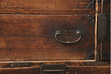 和製アンティーク　希少!明治期　歴史を感じる味わいが素敵な閂(かんぬき)付き時代箪笥(チェスト、タンス)(R-056420)