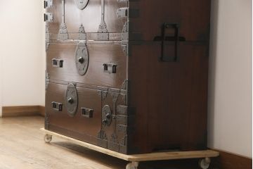和製アンティーク　極美品　総桐　重厚感のあるつくりが魅力的な観音開き時代箪笥(チェスト、和タンス、収納箪笥、衣装箪笥、桐たんす)(R-056423)
