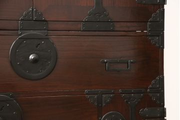 和製アンティーク　極美品　総桐　重厚感のあるつくりが魅力的な観音開き時代箪笥(チェスト、和タンス、収納箪笥、衣装箪笥、桐たんす)(R-056423)