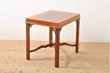中古　美品　高級品　ヒッコリーチェア社(HICKORY CHAIR)　上品な飾りが付いたサイドテーブル(センターテーブル、ローテーブル)(R-056453)