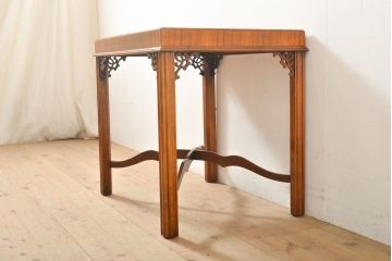 中古　美品　高級品　ヒッコリーチェア社(HICKORY CHAIR)　上品な飾りが付いたサイドテーブル(センターテーブル、ローテーブル)(R-056453)