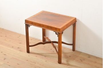 中古　美品　高級品　ヒッコリーチェア社(HICKORY CHAIR)　上品な飾りが付いたサイドテーブル(センターテーブル、ローテーブル)(R-056453)