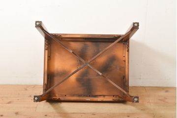 中古　美品　高級品　ヒッコリーチェア社(HICKORY CHAIR)　上品な飾りが付いたサイドテーブル(センターテーブル、ローテーブル)(R-056453)