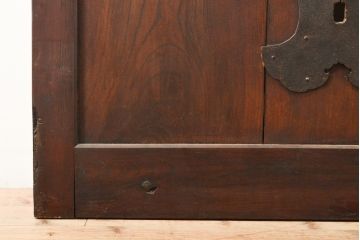 アンティーク建具　総欅材　重厚な雰囲気漂う格子蔵戸1枚(反り有り)(きつね格子、狐格子、引き戸、玄関戸、格子戸、マス目、升目)(R-056455)