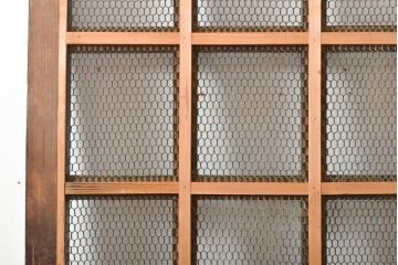 アンティーク建具　総欅材　重厚な雰囲気漂う格子蔵戸1枚(反り有り)(きつね格子、狐格子、引き戸、玄関戸、格子戸、マス目、升目)(R-056455)