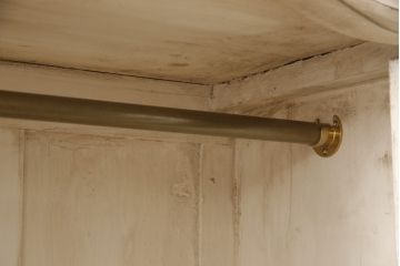 フランスアンティーク　パイン材　窓の形がユニークで面白いシャビーなワードローブ(収納棚)(R-056456)