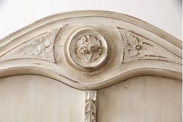 フランスアンティーク　パイン材　窓の形がユニークで面白いシャビーなワードローブ(収納棚)(R-056456)