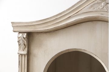 フランスアンティーク　パイン材　窓の形がユニークで面白いシャビーなワードローブ(収納棚)(R-056456)