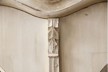フランスアンティーク　パイン材　窓の形がユニークで面白いシャビーなワードローブ(収納棚)(R-056456)