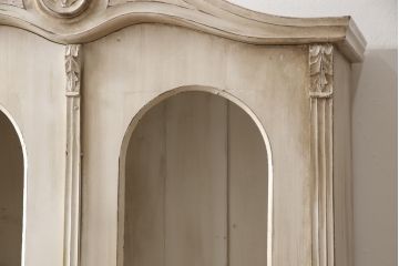 フランスアンティーク　パイン材　窓の形がユニークで面白いシャビーなワードローブ(収納棚)(R-056456)