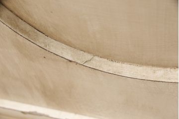 フランスアンティーク　パイン材　窓の形がユニークで面白いシャビーなワードローブ(収納棚)(R-056456)