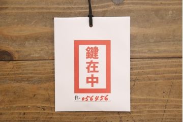 フランスアンティーク　パイン材　窓の形がユニークで面白いシャビーなワードローブ(収納棚)(R-056456)
