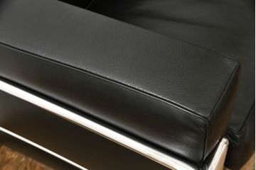 中古　IDC大塚家具　ル・コルビュジエデザイン　グラン・コンフォール　LC2　本革　高級感あふれる3人掛けソファ(レザー、3P、三人掛け)(定価約80万円)(R-056461)