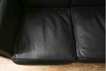 中古　IDC大塚家具　ル・コルビュジエデザイン　グラン・コンフォール　LC2　本革　高級感あふれる3人掛けソファ(レザー、3P、三人掛け)(定価約80万円)(R-056461)