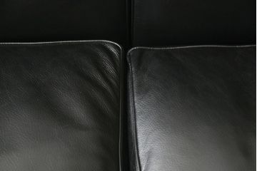 中古　IDC大塚家具　ル・コルビュジエデザイン　グラン・コンフォール　LC2　本革　高級感あふれる3人掛けソファ(レザー、3P、三人掛け)(定価約80万円)(R-056461)