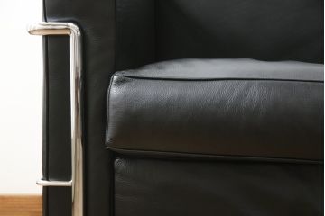 中古　IDC大塚家具　ル・コルビュジエデザイン　グラン・コンフォール　LC2　本革　高級感あふれる3人掛けソファ(レザー、3P、三人掛け)(定価約80万円)(R-056461)