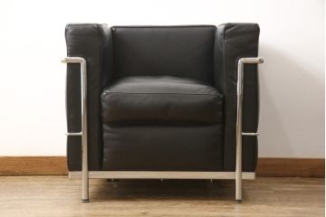 中古　IDC大塚家具　ル・コルビュジエデザイン　グラン・コンフォール　LC2　本革　スタイリッシュなデザインが魅力の1人掛けソファ(レザー、アームチェア)(定価約40万円)(R-056463)