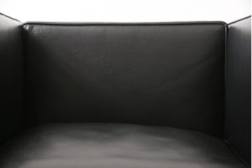 中古　IDC大塚家具　ル・コルビュジエデザイン　グラン・コンフォール　LC2　本革　スタイリッシュなデザインが魅力の1人掛けソファ(レザー、アームチェア)(定価約40万円)(R-056463)