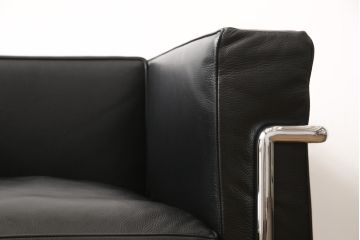 中古　IDC大塚家具　ル・コルビュジエデザイン　グラン・コンフォール　LC2　本革　スタイリッシュなデザインが魅力の1人掛けソファ(レザー、アームチェア)(定価約40万円)(R-056463)